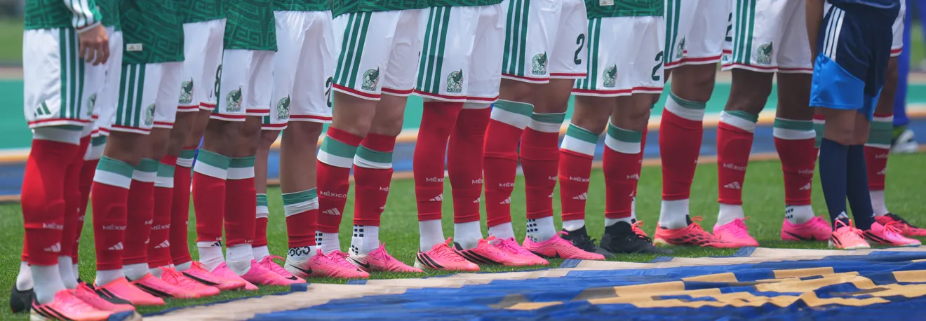 Gran parte de los futbolistas mexicanos usan tacos rosados en este Mundial (Getty)