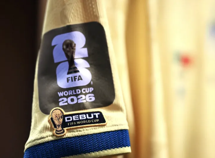 Distintivo en la playera de los futbolistas debutantes