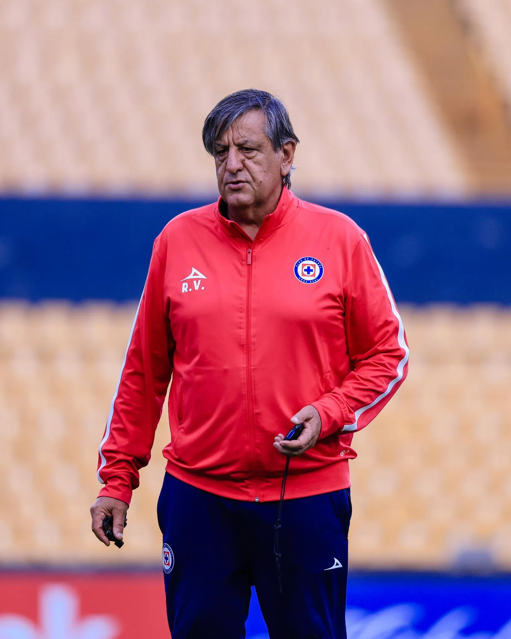 Rubens Valenzuela, con la indumentaria de Cruz Azul (@pur0cruzazul)