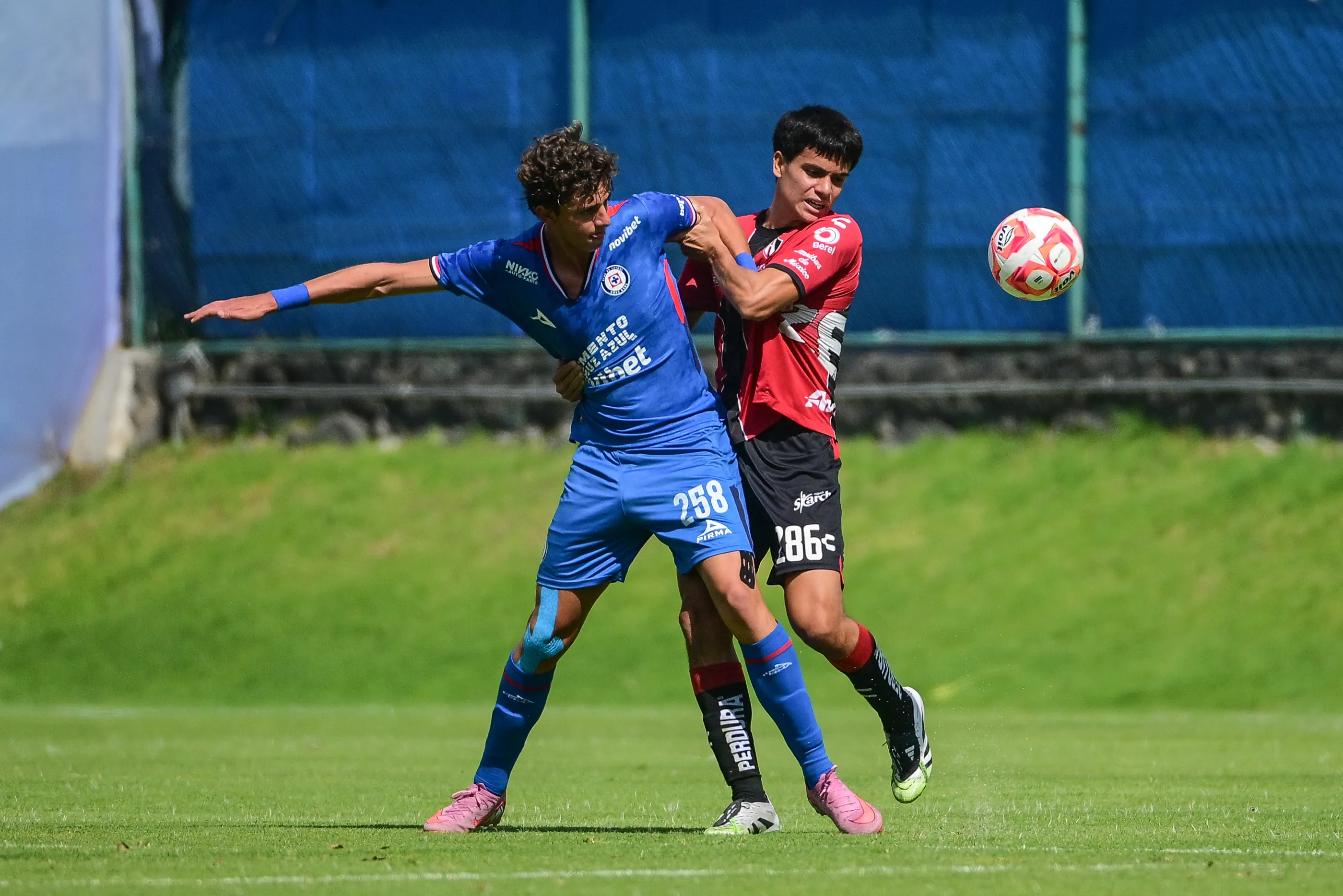 Emiliano Castañeda, con Cruz Azul Sub-19. (Imago 7)