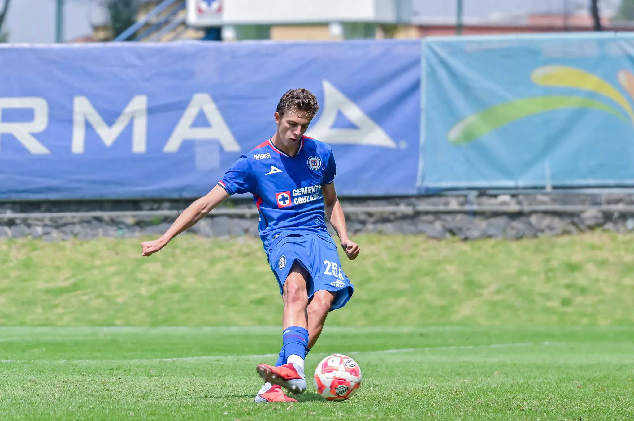 Emiliano Castañeda, con Cruz Azul Sub-19. (Imago 7)