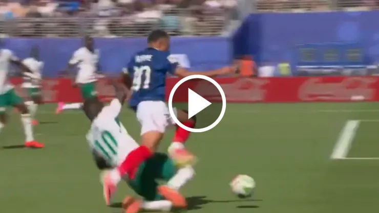 Mbappé recibió un contacto por parte de Sadio Mané que compararon al de Rodolfo Rotondi con Israel Reyes en la final del Clausura 2024.