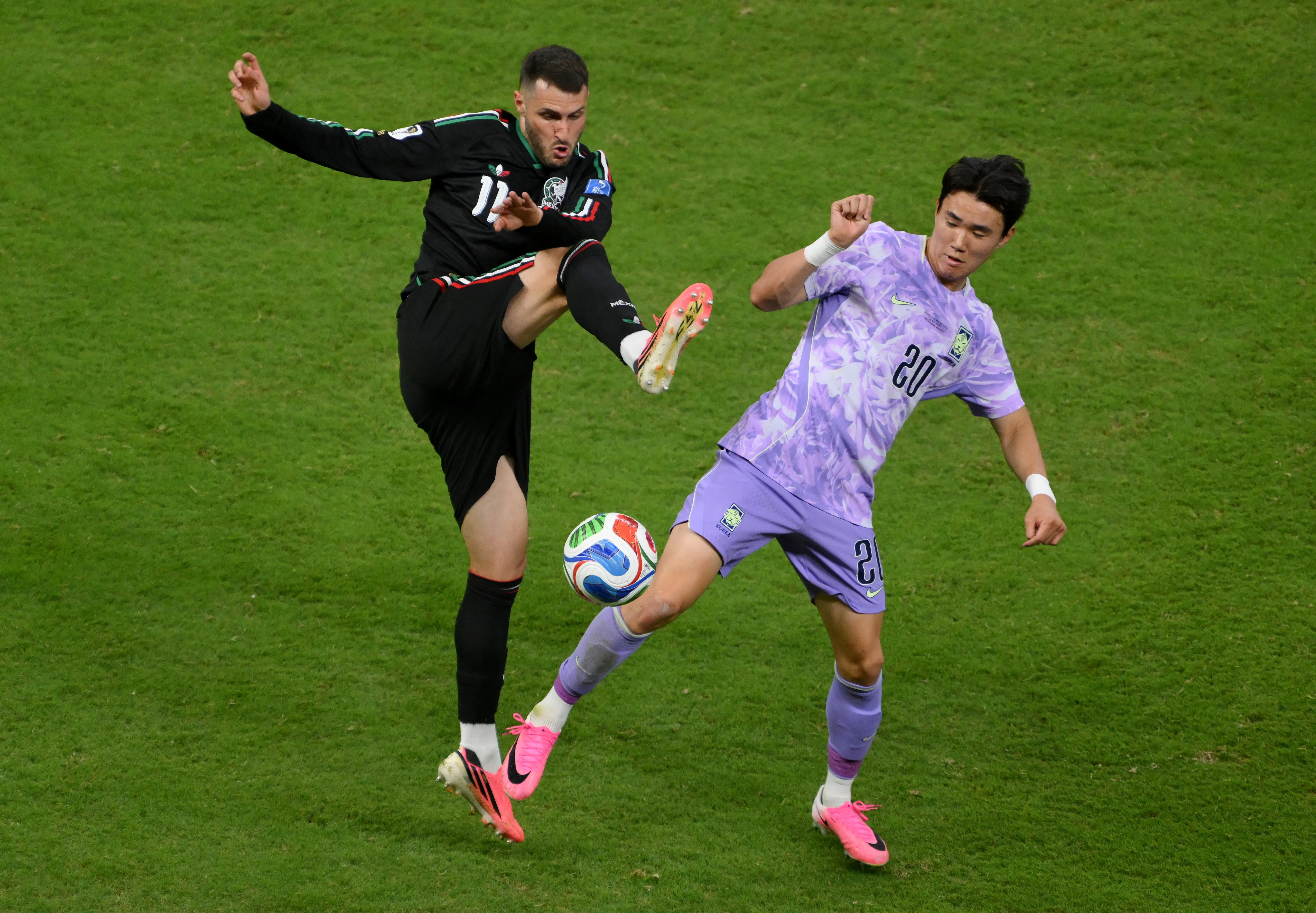 Santi Giménez tuvo sus primeros minutos mundialistas ante Corea del Sur. (Getty Images)
