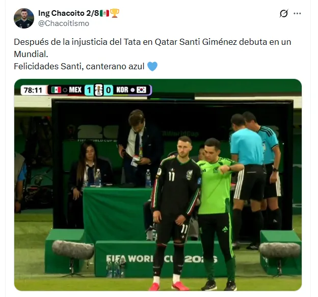 El momento previo a que Santi Giménez ingrese en México. (Twitter)
