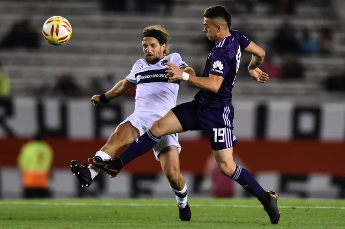 Facundo Oreja con la playera de Gimnasia de La Plata, enfrentando a River Plate, en 2019. (Getty Images)
