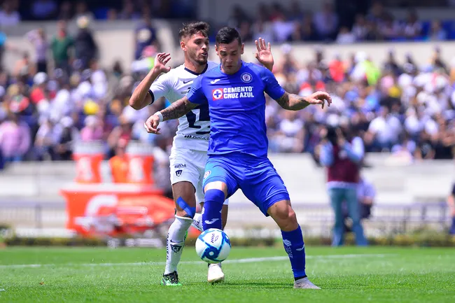Milton Caraglio, en un duelo de Cruz Azul frente a Pumas (JAMMEDIA)