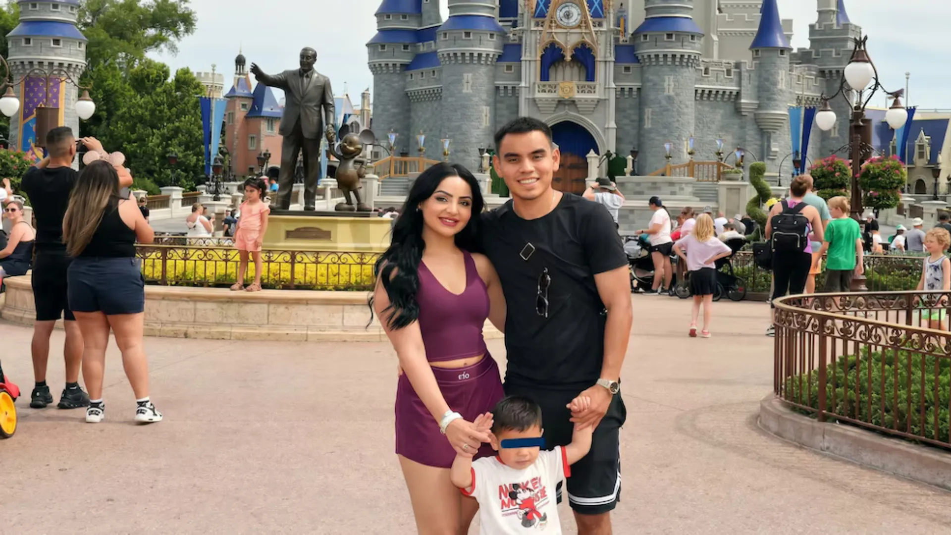 Charly junto a su pareja e hijo en Disney.