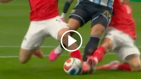 Tito Villa criticó la decisión del juez Amin Mohamed Omar por señalar penal sobre Lautaron Martínez. Lionel Messi terminó fallando el cobro.