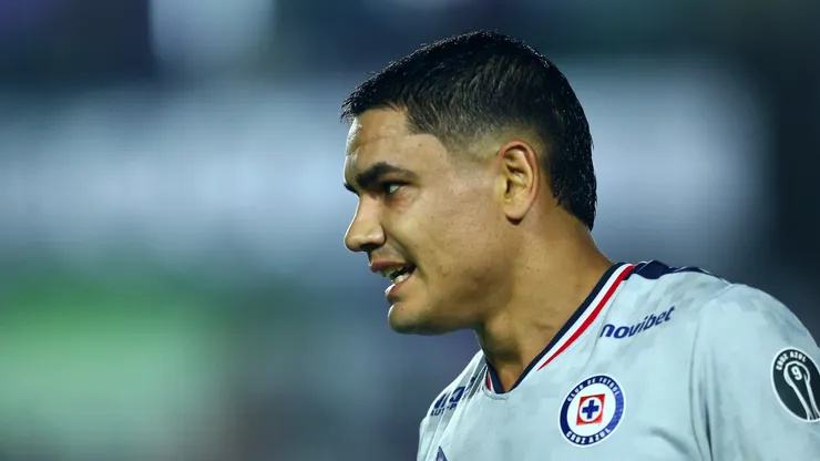 El Toro Fernández y su renovación mantienen en vilo a la afición de Cruz Azul.
