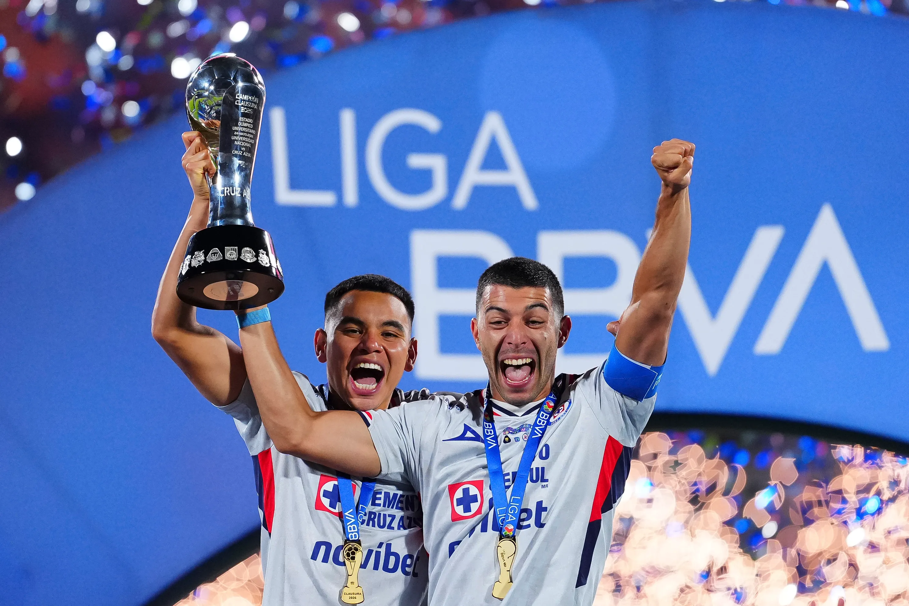 Lira levantó el trofeo de Liga MX frente a Vite. (Imago 7)