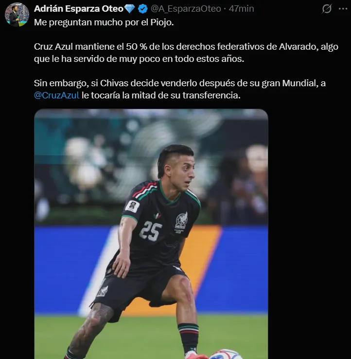 Según Adrián Esparza, Cruz Azul tiene la mitad de los derechos federativos del Piojo Alvarado. (X @A_EsparzaOteo)
