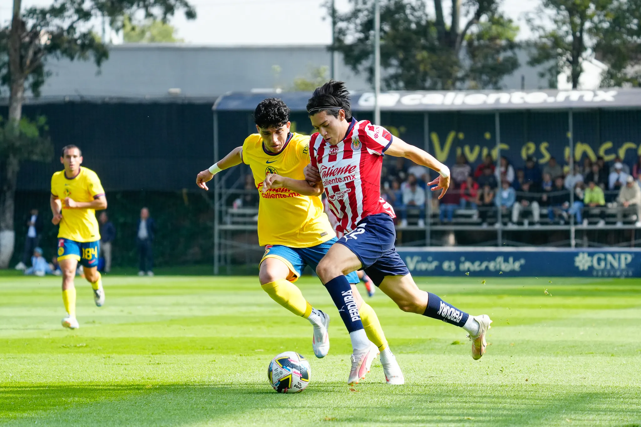 Mauricio Reyes contra Kevin Álvarez, en un Chivas – América Sub-23. (Imago 7)