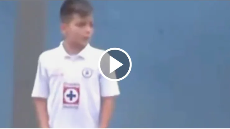 Gilberto Mora con la playera de Cruz Azul