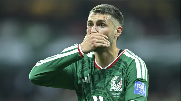 Santi Giménez, suplente en México vs. Inglaterra.