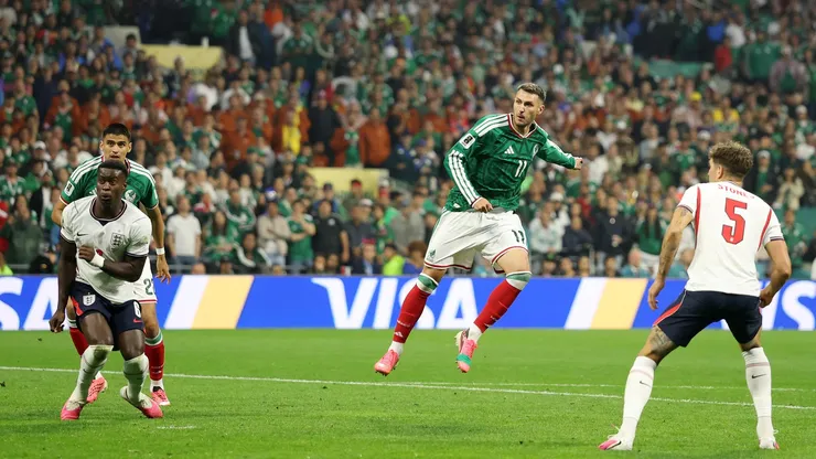 Santiago Giménez no pudo terminar el México vs. Inglaterra después de torcerse el tobillo en los minutos finales del partido.