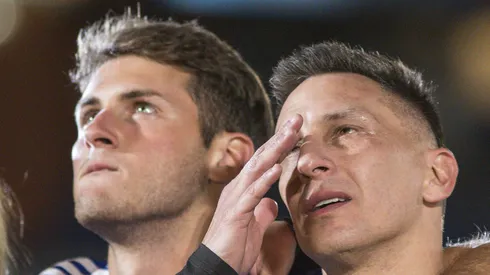 Santiago Giménez no pudo terminar el partido contra Inglaterra después de una torcedura de tobillo en los últimos compases.
