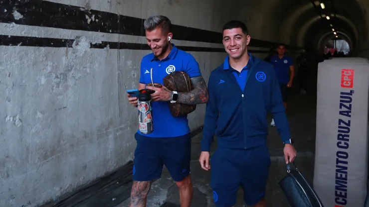 Gonzalo Piovi asistió al México vs. Inglaterra y demostró su apoyo a Erik Lira. Ninguno tiene su futuro claro en Cruz Azul.