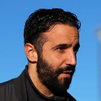 Ni la lesión lo salva: Amorin ya mete presión a Santiago Giménez