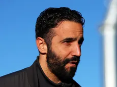 Ni la lesión lo salva: Amorin ya mete presión a Santiago Giménez