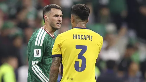 Santiago Giménez y un polémico cruce con Hincapié en el Mundial