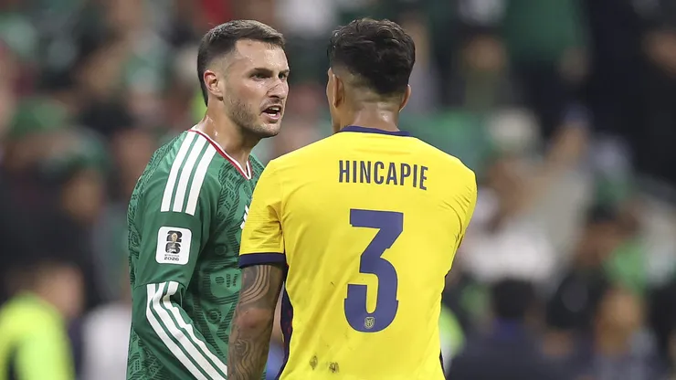 Santiago Giménez y un polémico cruce con Hincapié en el Mundial