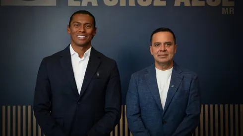Víctor Velázquez posa junto al entrenador de Cruz Azul, Joel Huiqui.