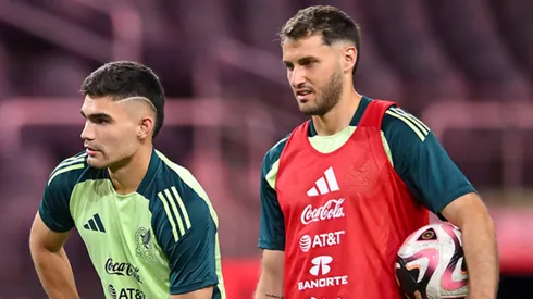 Santiago Giménez tenía las maletas hechas para salir del AC Milan, pero su lesión en el Mundial pausó el interés de los clubes dispuestos a negociar su traspaso.