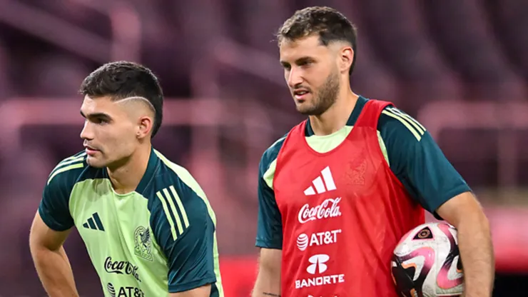 Santiago Giménez tenía las maletas hechas para salir del AC Milan, pero su lesión en el Mundial pausó el interés de los clubes dispuestos a negociar su traspaso.