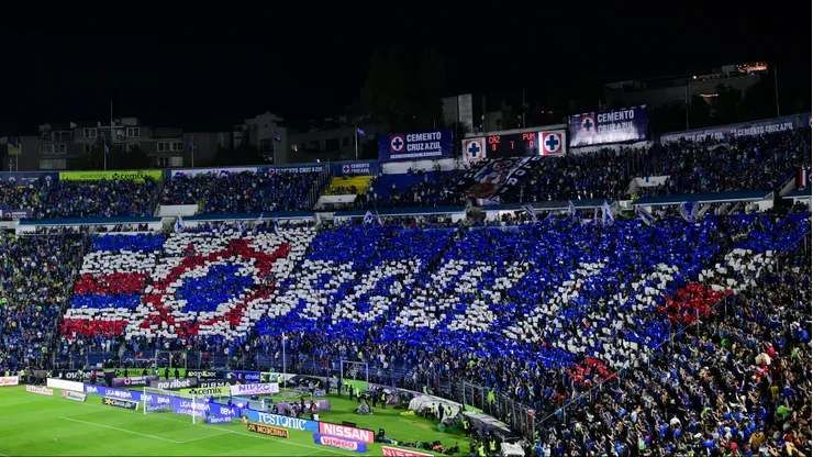 La afición de Cruz Azul hizo notar su hartazgo por los problemas del estadio.
