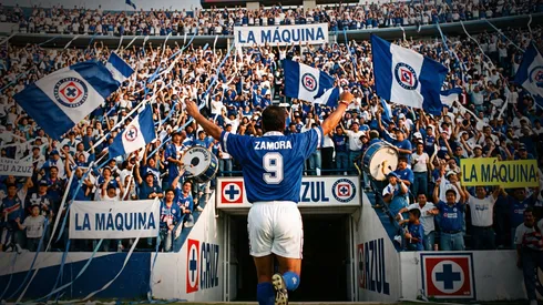 Julio Zamora llegó como desconocido, y se ganó el amor de la afición de Cruz Azul.