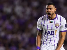 Al Ain presentó a Giakoumakis... con palo al América