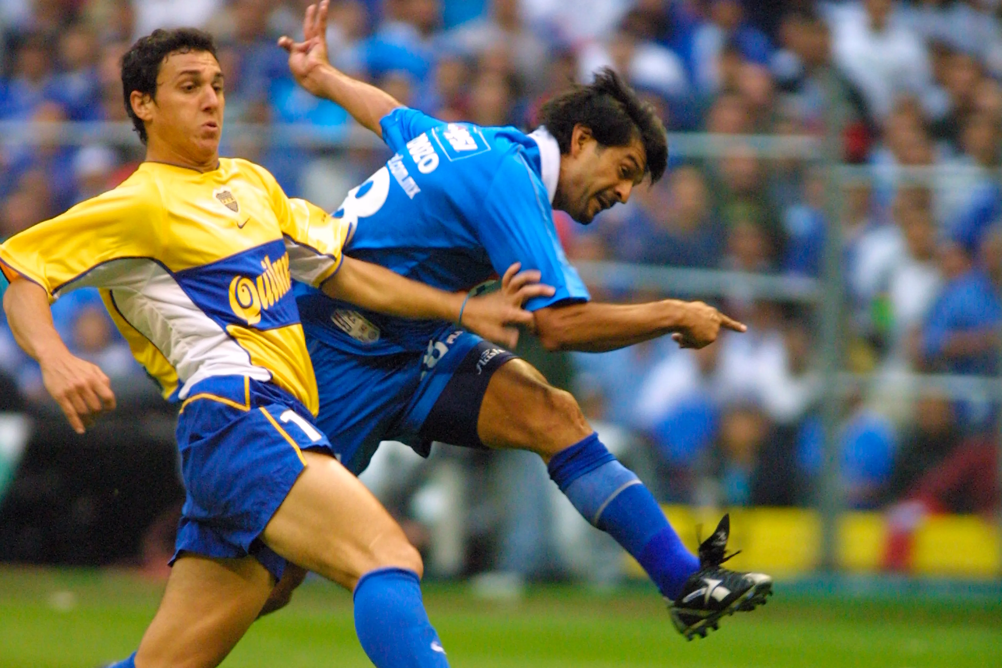 Saturnino Cardozo, contra Boca en la final de ida de la Libertadores 2001. (JAM Media)