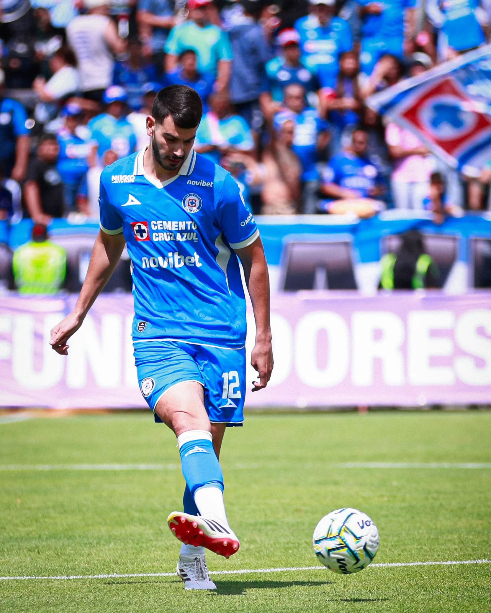 Alan Montes, conla 12 de Cruz Azul. (@yaaelph)