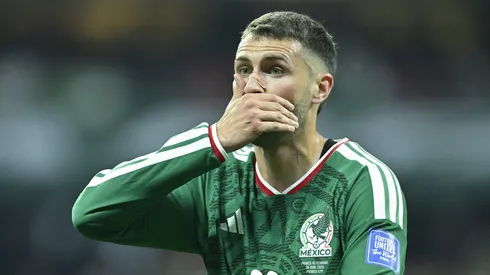 Santiago Giménez cayó lesionado en los minutos finales del México vs. Inglaterra que certificó la eliminación del TRI del Mundial 2026.
