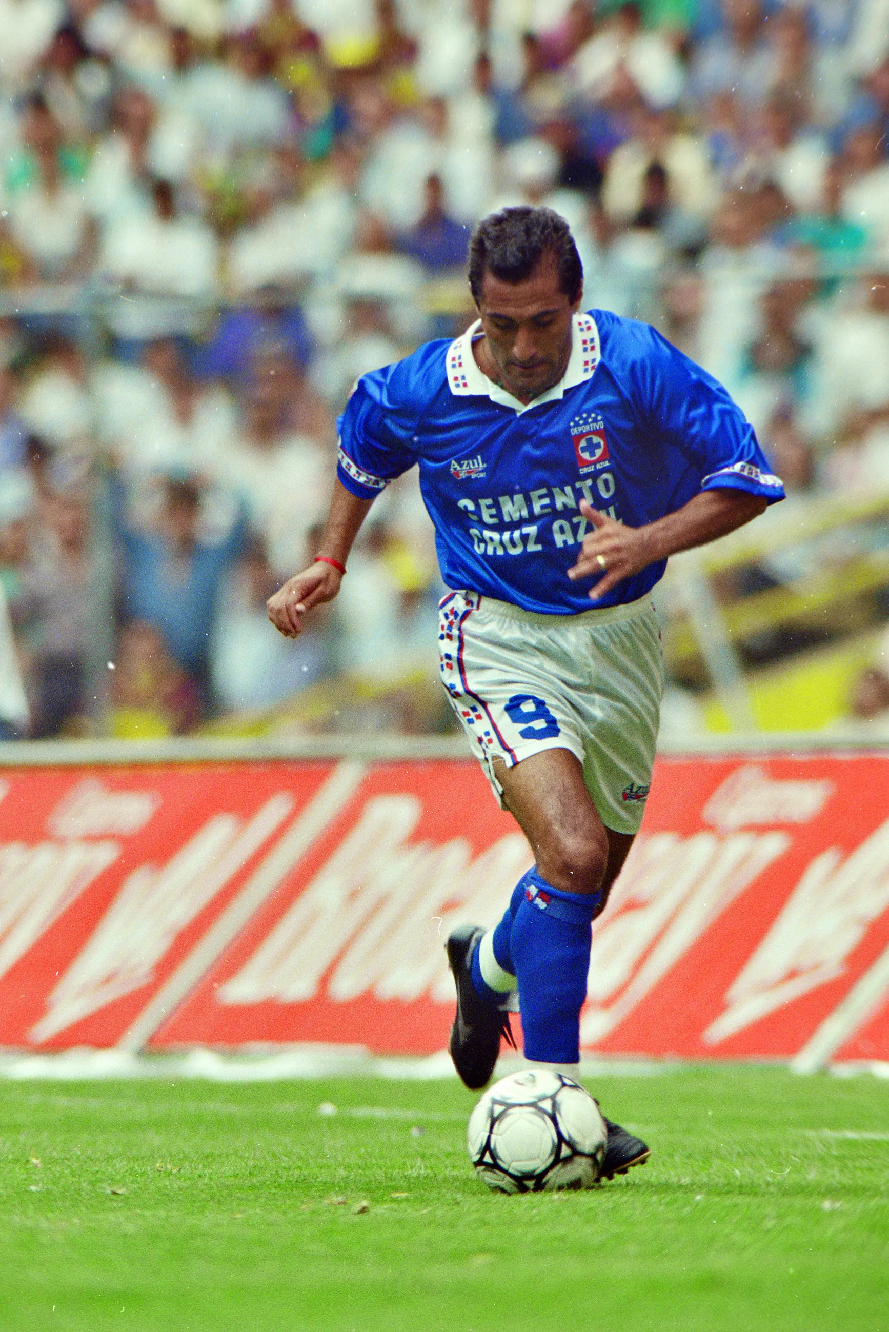 Julio Zamora con la playera de Cruz Azul en el Estadio Azteca. (JAM MEDIA)