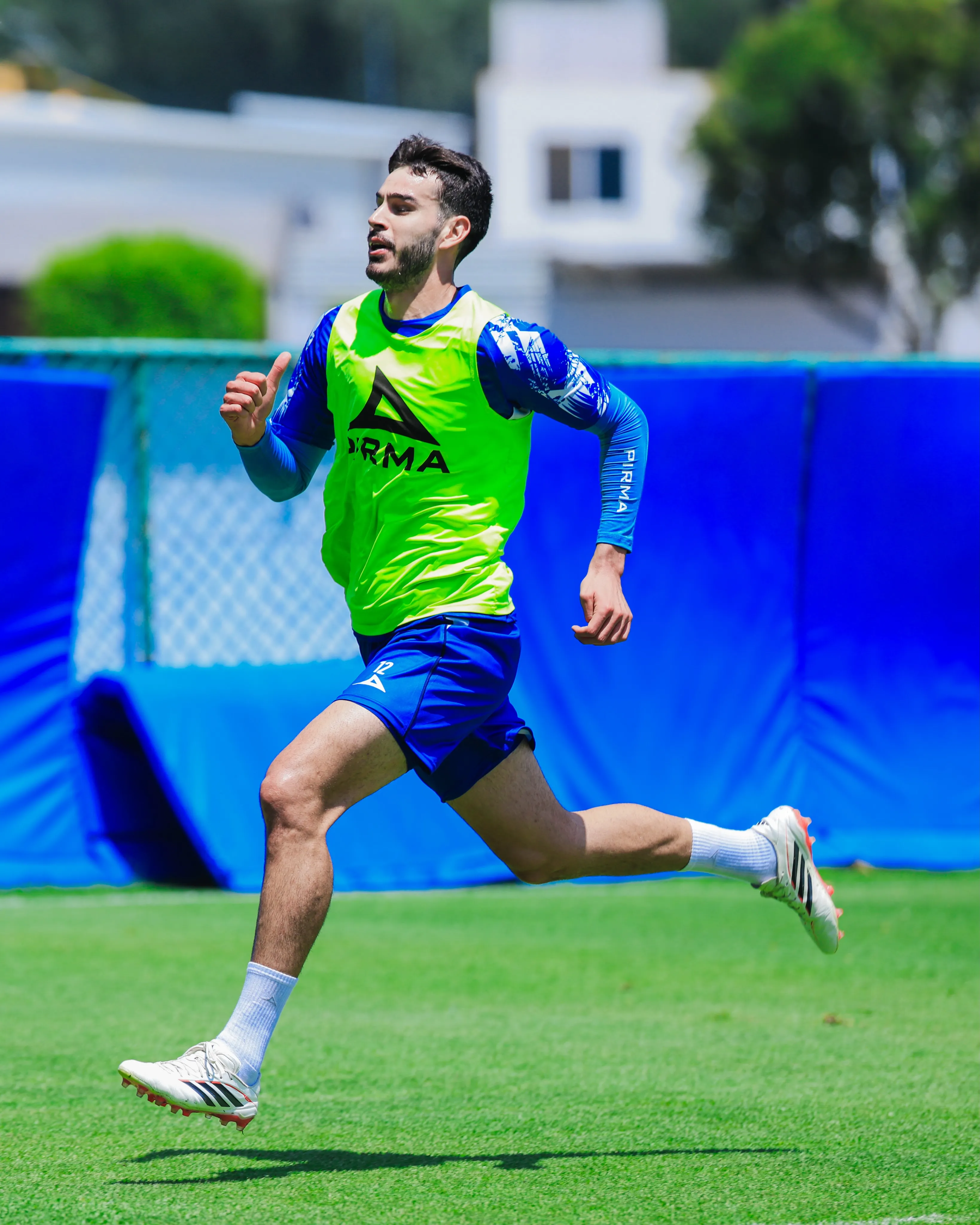 Alan Montes se prepara para competir por un lugar en la defensa cementera. (Instagram Cruz Azul)