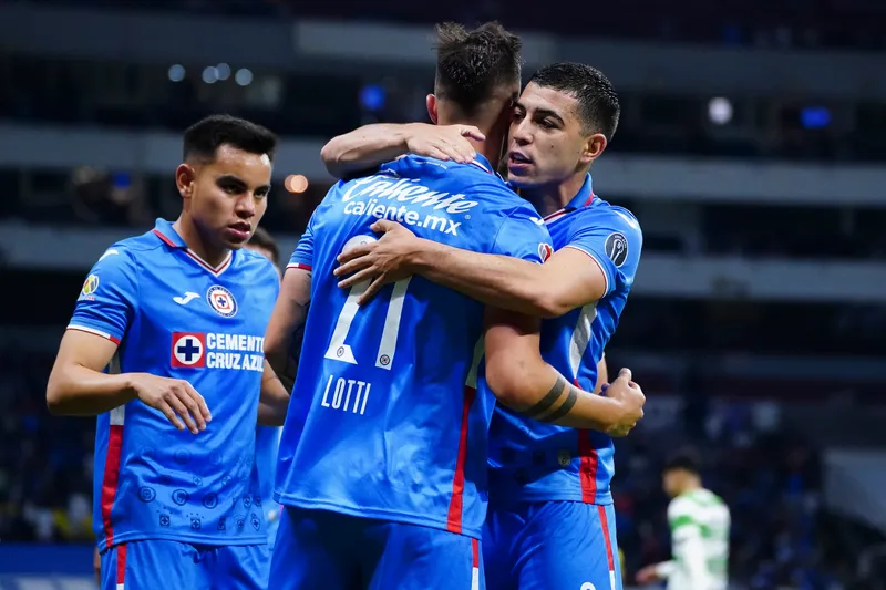 Augusto Lotti y su abrazo con Erik Lira, tras su gol a Santos Laguna (IMAGO7).