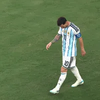 El gesto de Santiago Giménez con Messi tras la final del Mundial