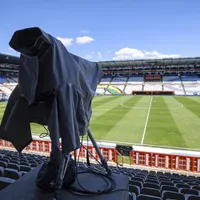 Afición carga contra la transmisión del Cruz Azul vs. Puebla