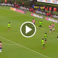 El Piojo rescata a las Chivas con un gol que recordó al Cabecita Rodríguez