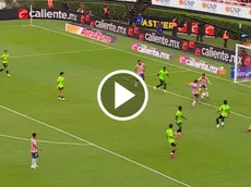 El Piojo rescata a las Chivas con un gol que recordó al Cabecita Rodríguez