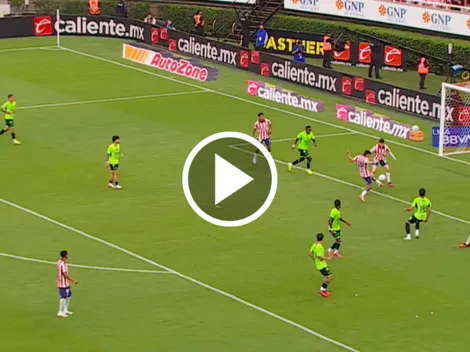 El Piojo rescata a las Chivas con un gol que recordó al Cabecita Rodríguez