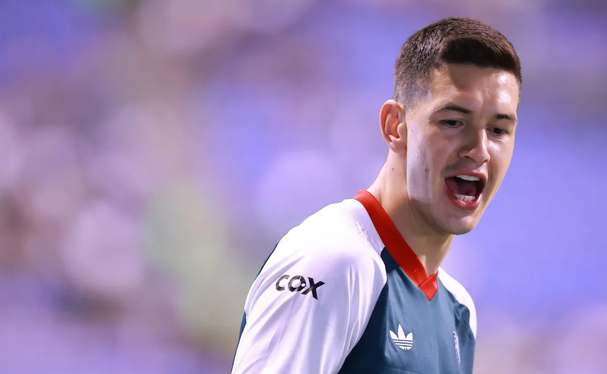 Palo del Lokomotiv a César Montes que lo acerca más a Cruz Azul