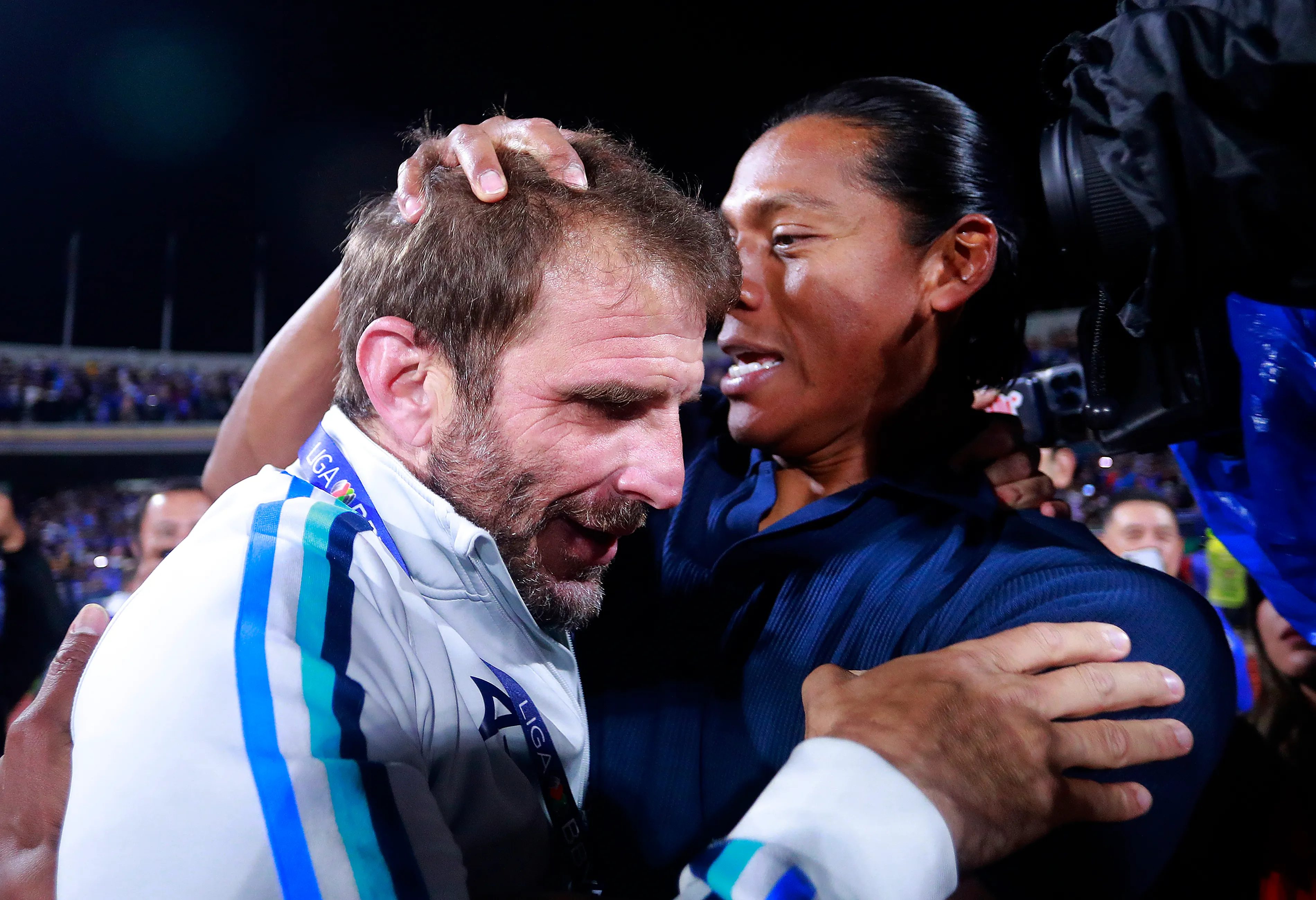 Iván Alonso y Joel Huiqui, en abrazo tras la décima. (JAM Media)