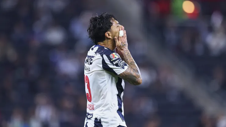 Carlos Salcedo se hizo expulsar en un partido en donde también tuvieron participación Jorge Sánchez y Orbelin Pineda.