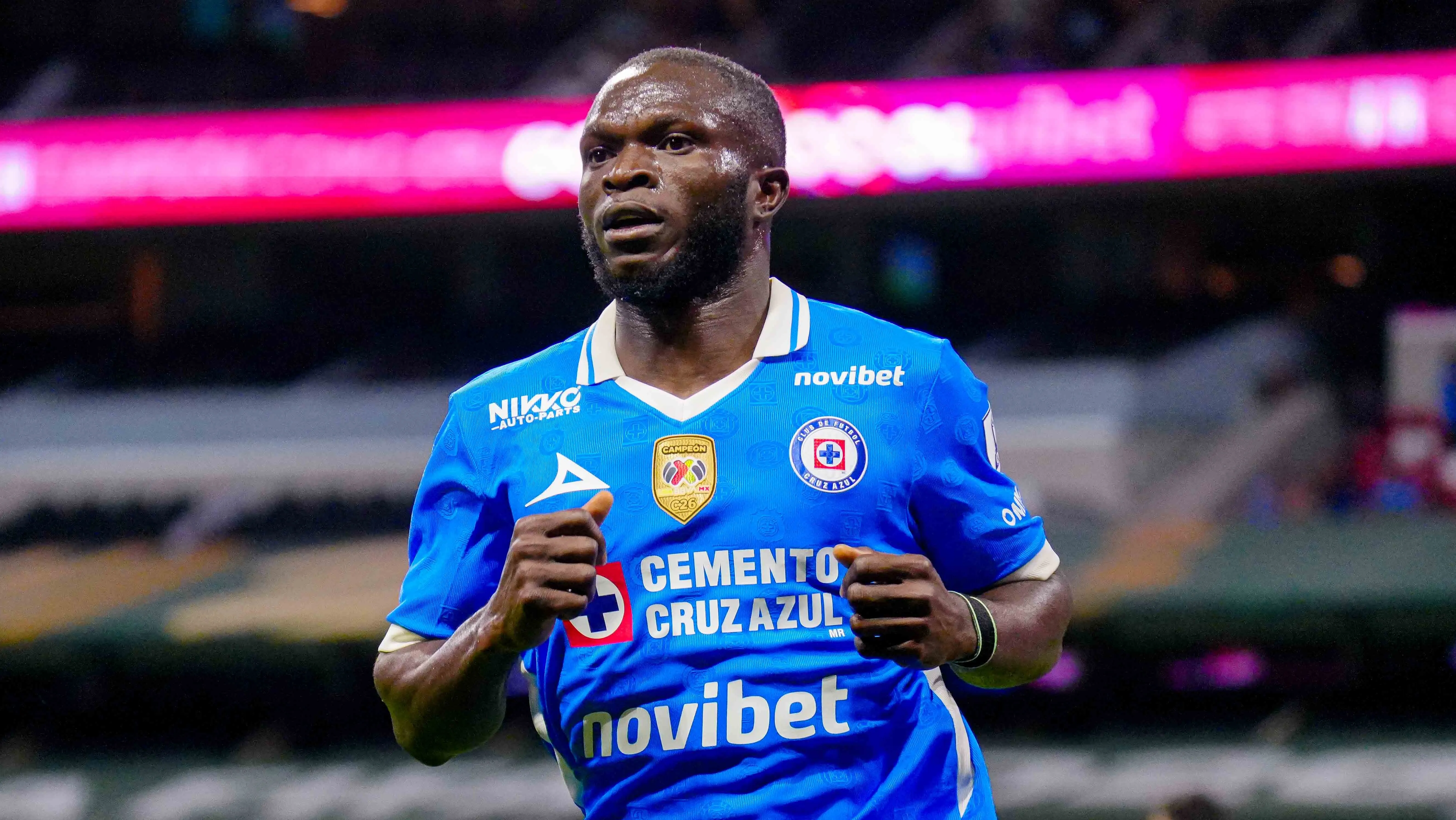 Cruz Azul busca la alternativa para incorporar a Christian Ebere al grupo en Estados Unidos.