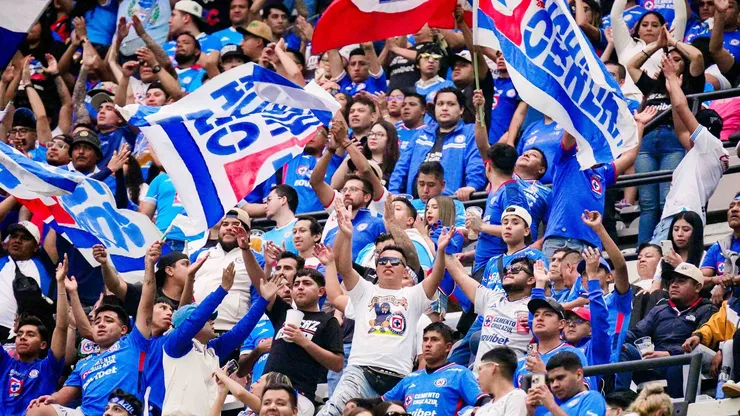 La afición de Cruz Azul no estuvo contenta con el desempeño de los suyos pero se ensañó como una figura en particular: piden que salga del once inicial.