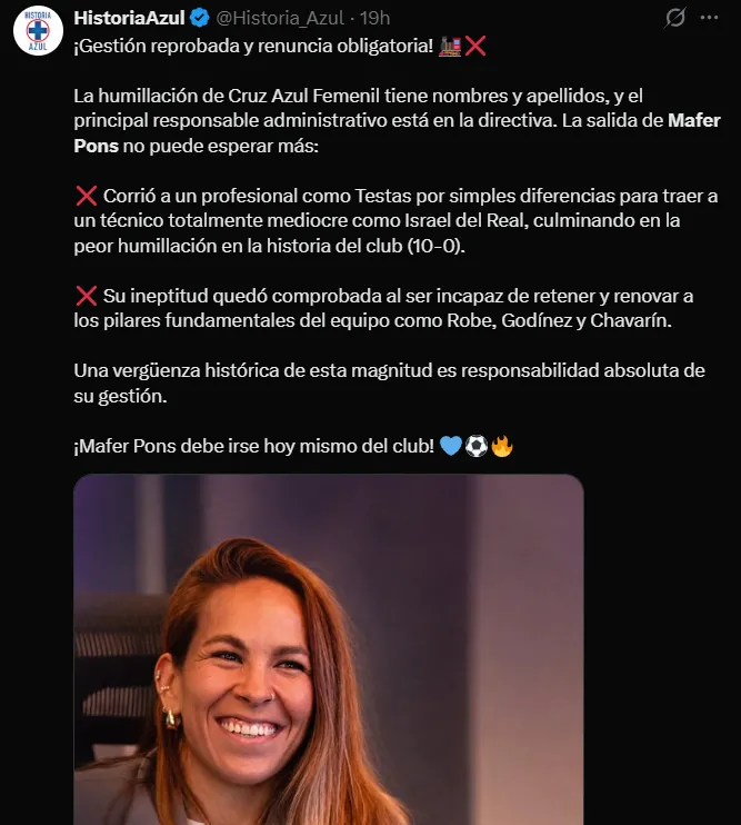 Aficionados de Cruz Azul cargan contra Mafer Pons. (X)