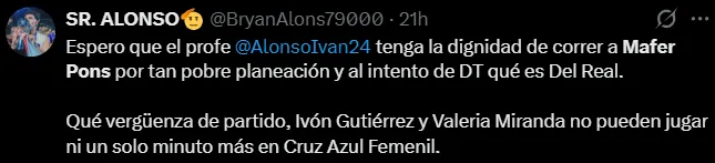 Aficionados de Cruz Azul cargan contra Mafer Pons. (X)
