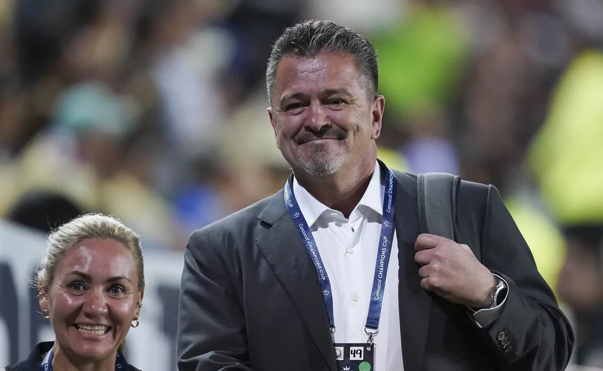 Carlos Hermosillo es contundente con Erik Lira tras rechazar al Al Jazira: “Un jugador así…”